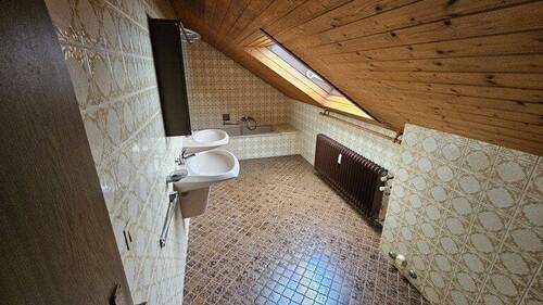 Badezimmer im DG mit Wanne - 