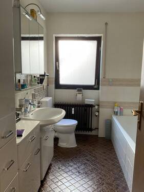 Badezimmer mit Wanne u. Dusche im Erdgeschoss - 