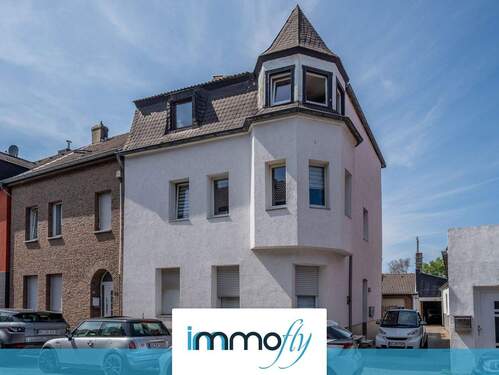 Hausansicht - Solides Zweifamilienhaus, perfekt geschnitten, mit Balkon, Terrasse und 217 m² Wohnfläche