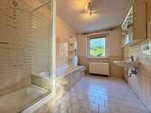 Badezimmer - 5 Zimmer Einfamilienhaus zum Kaufen in Schneeberg