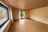 5 Wohnzimmer mit Zugang zur Terrasse im EG - 