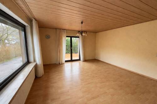 5 Wohnzimmer mit Zugang zur Terrasse im EG - 