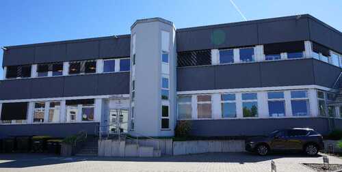 Frontansicht Gebäude - Modernisierte und großzügige Büro- Praxisfläche mit flexibler Aufteilung