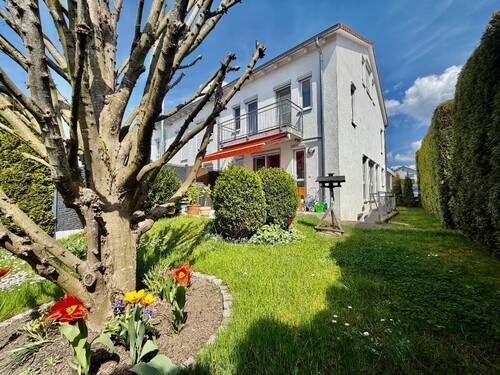 Außenansicht - Helles und sonniges Reiheneckhaus mit großzügigem Platzangebot in gesuchter Lage von Erbach