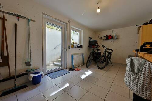 Hobbyraum mit Außenzugang in den Garten - 