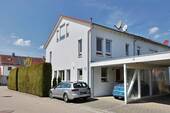 Eingangsseite mit Carport und Stellplatz - 