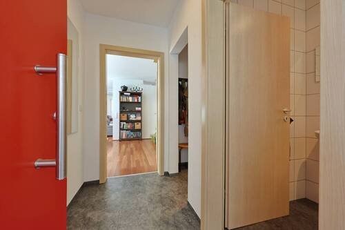 Herzlich Willkommen - Eingang mit Gäste-WC und Garderobe - 