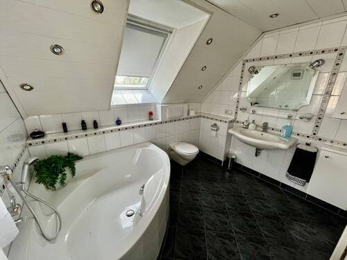 Tageslichtbad mit Badewanne - 