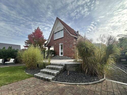 Blick vom Garten auf das Haus - Representatives Einfamilienhaus mit Vollkeller in zentraler Lage ohne Makler