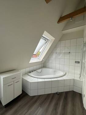Eckbadewanne im Obergeschoss - 