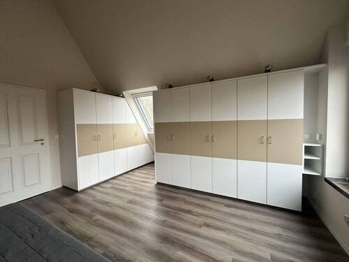 Schlafzimmer mit Einbauschrank - 