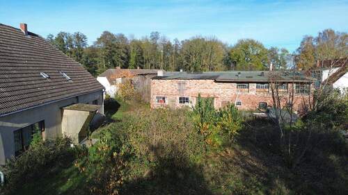 Blick auf Haus + Stall - 