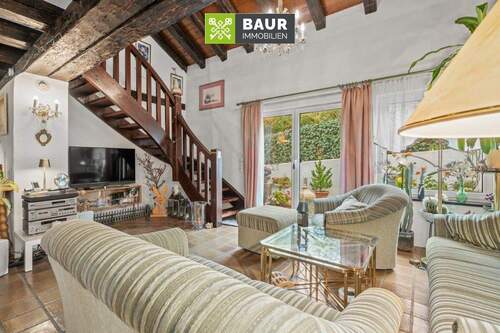 Wohnbereich und Treppenaufgang - 