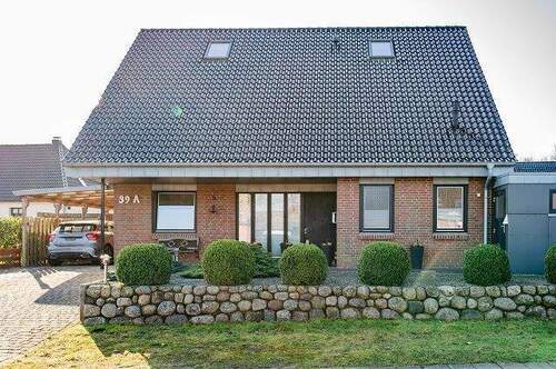 Straßenansicht - Großzügig wohnen, im kleinen Garten entspannen - Dein Rückzugsort nahe Flensburg und Glücksburg