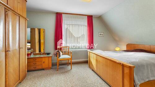 1. OG Schlafzimmer 1 - 