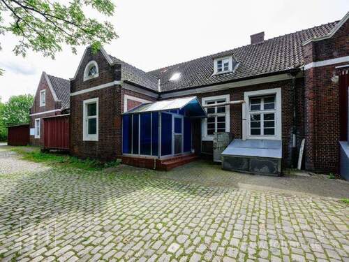 Bahnhofsgebäude - Aussenansicht - 1 Zimmer Mehrfamilienhaus, Wohnhaus zum Kaufen in Westoverledingen