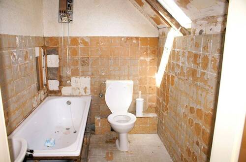 Sanierungsbedürftiges Badezimmer DG - 
