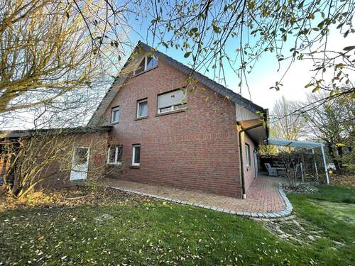 Gartenansicht mit überdachter Terrasse - 5 Zimmer Einfamilienhaus in Ostercappeln
