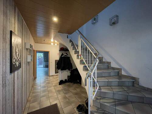 Wohnraumflur mit Treppe zum Obergeschoss - 