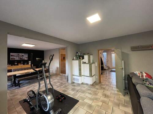 Wohn- u. Esszimmer mit Kachelofen - 