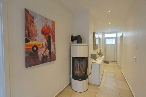 Gr. Whg EG - Flur mit Kamin - 