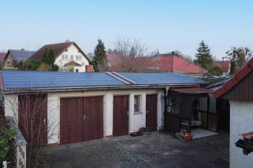 Ansicht Nebengebäude mit PV-Anlage - 