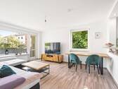 Wohn- und Ess-Bereich mit Zugang zum Balkon - 2 Zimmer Etagenwohnung in Friedrichshafen