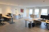 Helle und funktionale Bürofläche mit Blick auf das Betriebsgelände - 
