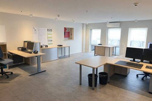 Helle und funktionale Bürofläche mit Blick auf das Betriebsgelände - 