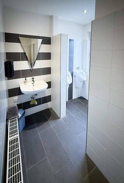 Modernisierte Sanitärbereiche in gepflegtem Zustand - 