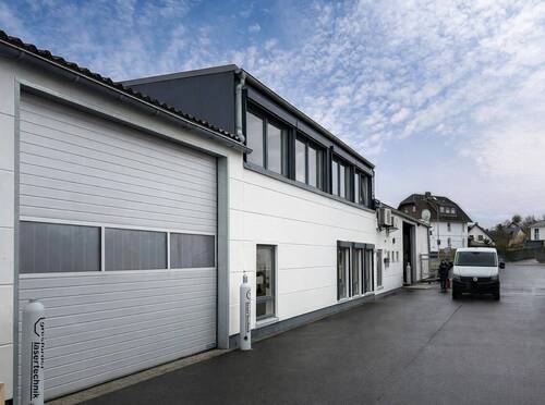 Repräsentativer Eingangsbereich des Gewerbeensembles - Halle zum Kaufen in Horn-Bad Meinberg