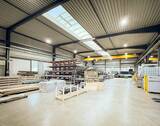Weitläufige Produktionshalle mit integrierter Kranbahn - Halle in Horn-Bad Meinberg zum Kaufen