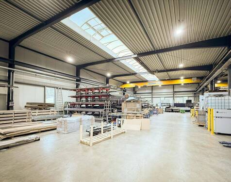 Weitläufige Produktionshalle mit integrierter Kranbahn - Halle in Horn-Bad Meinberg zum Kaufen
