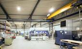 Effizient strukturierter Produktionsbereich mit installierter Technik - 