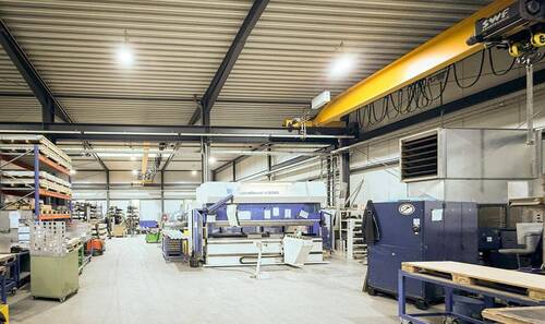 Effizient strukturierter Produktionsbereich mit installierter Technik - 