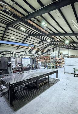 Produktionshalle mit Kranbahn und Arbeitsbereich - 