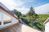 Balkon - Freie, lichtdurchflutete 4-Zimmer-Maisonette mit Sonnenbalkon in ruhiger Grünlage - 2 Stellplätze