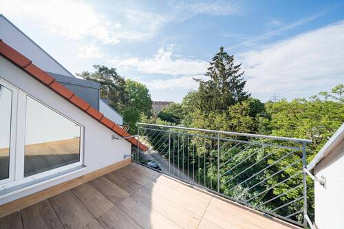 Balkon - Freie, lichtdurchflutete 4-Zimmer-Maisonette mit Sonnenbalkon in ruhiger Grünlage - 2 Stellplätze