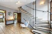 Diele mit Treppe zum DG - 
