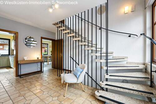 Diele mit Treppe zum DG - 