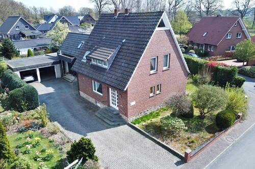 Einfahrt zu Haus 1 und Garage - 