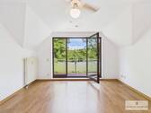 Wohnbereich mit Bodentiefen Fenstern - ***RESERVIERT*** 'Gut geschnittene Dachgeschosswohnung mit Balkon und Garage'