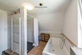 OG: Badezimmer mit bodengleicher Dusche und Wanne - 