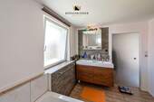 OG: Badezimmer mit Doppelwaschbecken - 
