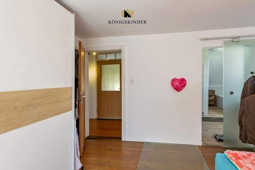 ...und direktem Zugang ins Badezimmer - 