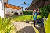 ...mit schön angelegter Terrasse - 