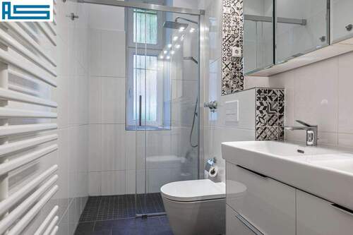 Badezimmer mit Walk-In-Dusche - 