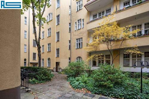 Blick in den begrünten Innenhof - Etagenwohnung mit 133,80 m&sup2; in Berlin zum Kaufen