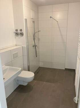 Badezimmer mit bodengleicher Dusche - Etagenwohnung mit 63,10 m&sup2; in Heppenheim zur Miete