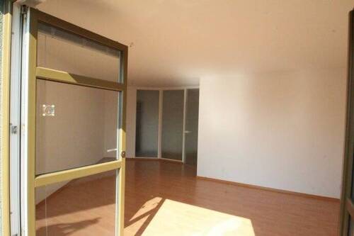 Blick vom Balkon ins Wohnzimmer - 2 Zimmer Etagenwohnung zur Miete in Chemnitz